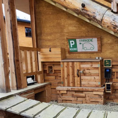 Ranch13, AC wallbox pre hostí